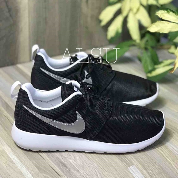 Nike Roshe One GS Black Metallic Silver W AUTHENTI - Picture 2 of 8